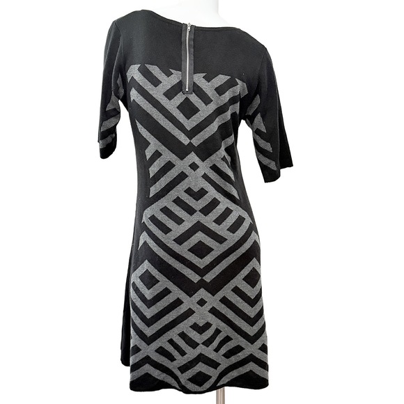 Gabby Skye Diagonal stripe knit sweater dress short sleeve - Picture 2 of 8